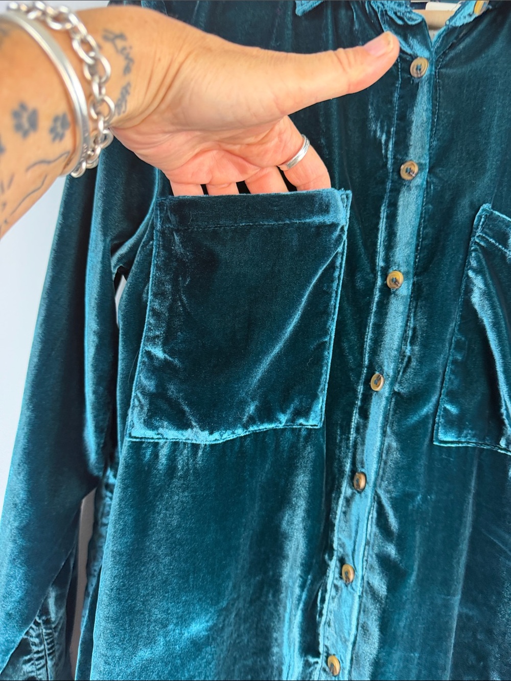 NEW Anthropologie Pilcro Velvet Hadley Relaxed Button Down Shirt Green Small Top - Picture 7 of 16